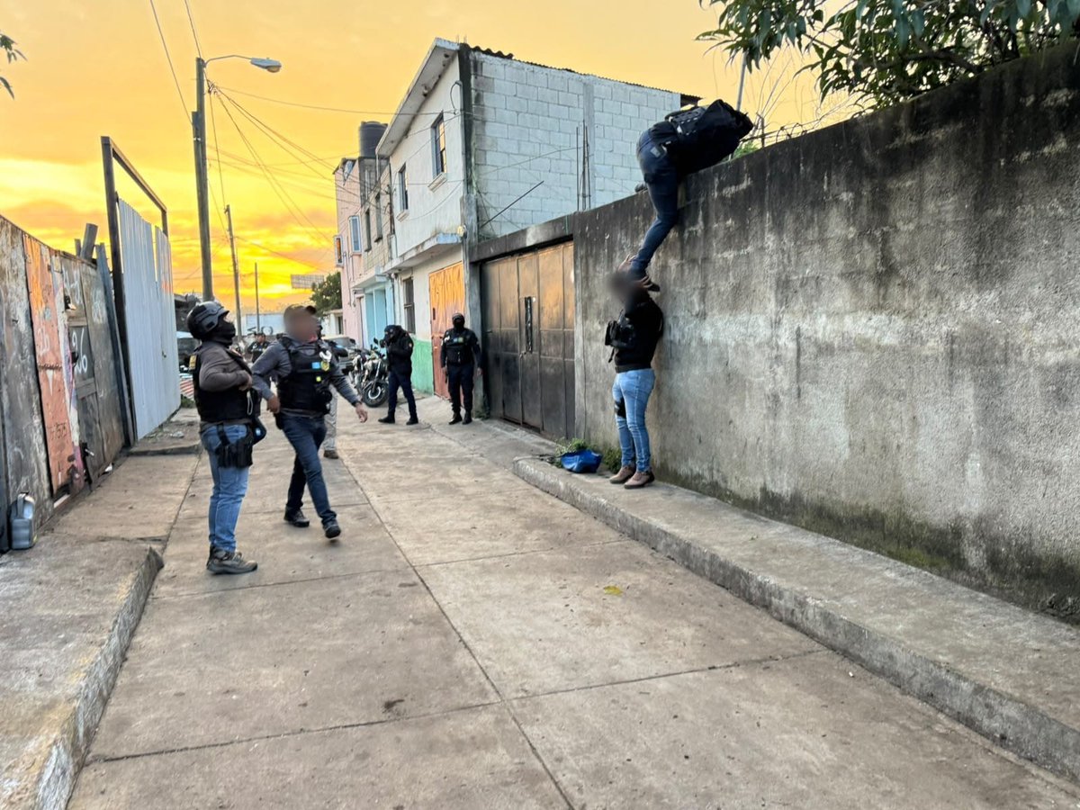 PNCdeGuatemala's tweet photo. Información preliminar
En los allanamientos que estan en desarrollo, investigadores de la Subdirección General de Investigación Criminal, a través de la #DIPANDA y #DEIC, reportan preliminarmente 19 objetivos neutralizados y la incautación de un arma de fuego. https://t.co/p5mbhFFn4E