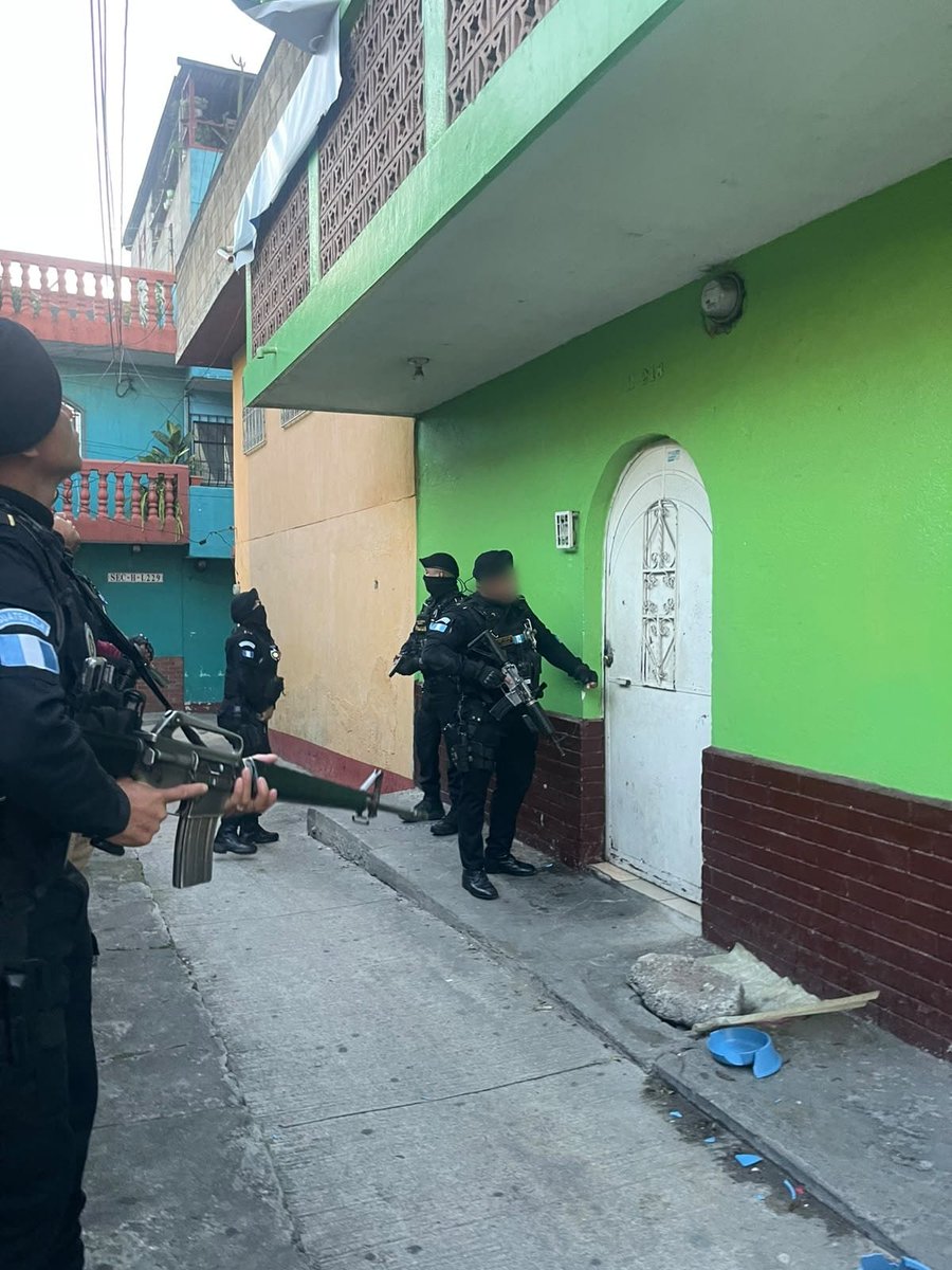 PNCdeGuatemala's tweet photo. Información preliminar
En los allanamientos que estan en desarrollo, investigadores de la Subdirección General de Investigación Criminal, a través de la #DIPANDA y #DEIC, reportan preliminarmente 19 objetivos neutralizados y la incautación de un arma de fuego. https://t.co/p5mbhFFn4E