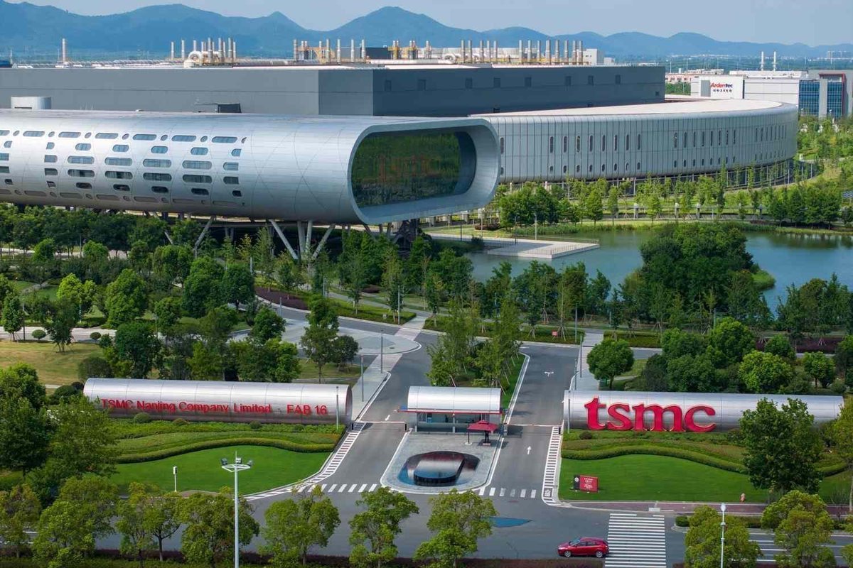 StockMKTNewz's tweet photo. Taiwan Semiconductor $TSM is considering making a new chip making campus in Texas which would include investing at least $20 Billion in the state - Bloomberg https://t.co/9S740SPbKo