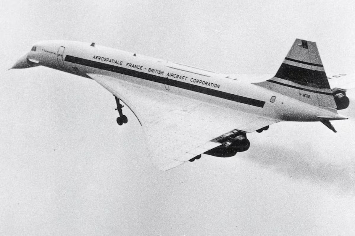 CeJourHistoire's tweet photo. Le Concorde a franchi le mur du son pour la première fois le 1er octobre 1969. Les Soviétiques l'avaient fait quatre mois plus tôt.

Leur avion de ligne supersonique, le Tupolev Tu-144, avait même volé le premier, le 31 décembre 1968. Deux mois avant le Concorde.

En Occident, on le surnomme « Concordski », tant il lui ressemble.

Le 26 mai 1970, il dépasse Mach 2, deux fois la vitesse du son. Le Concorde n'y arrive que le 4 novembre.

Le 3 juin 1973, au Salon du Bourget, le Tu-144 se disloque en pleine démonstration. Il s'écrase sur Goussainville, dans le Val-d'Oise.

14 morts. Les 6 hommes à bord, 8 personnes au sol.

Le Tu-144 transporte ses premiers passagers fin 1977, entre Moscou et le Kazakhstan. Il est retiré en 1978, après une cinquantaine de vols commerciaux.

Le Concorde, lui, a transporté des passagers pendant 27 ans.

Vous avez déjà vu passer un Concorde ?