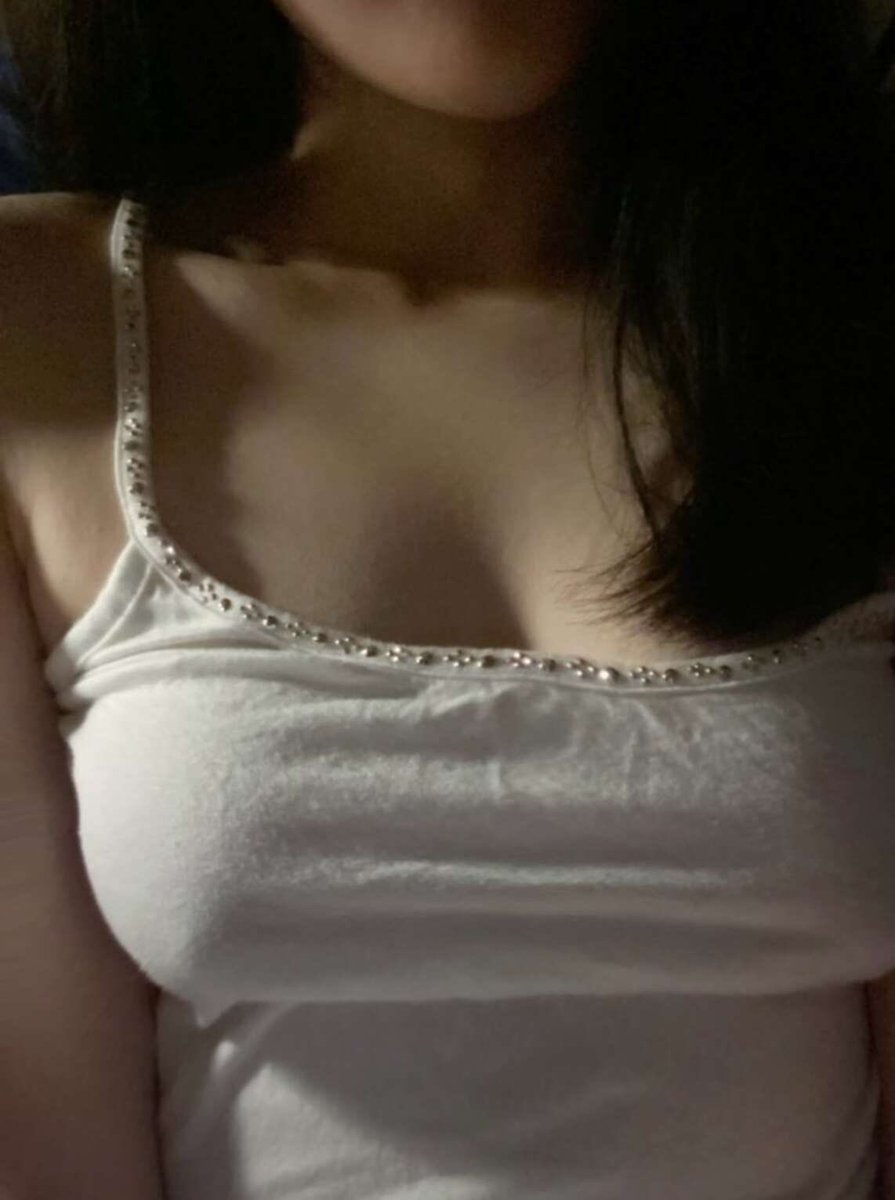 angel_FP01's tweet photo. 如果你在看我的胸就说明你爱上了我，如果你想否认，那为什么还看了这段文字 #药娘 #男娘 https://t.co/1Lw8ILIEEP