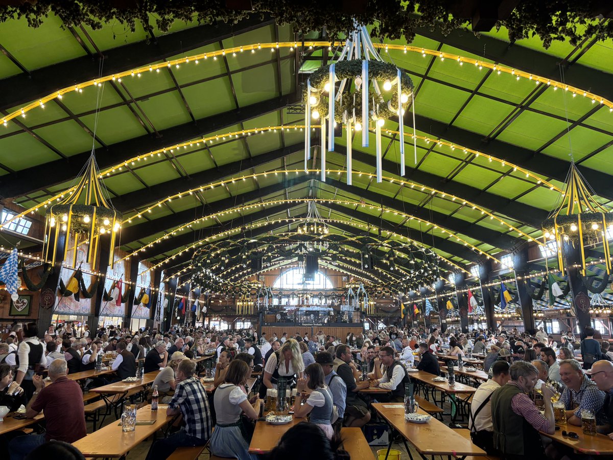 marymuc's tweet photo. @DailyPicTheme2 I live in Munich, of course my ‘Favourite Picture From September' ist at the Oktoberfest (we call it Wiesn) yesterday. #dailypicturetheme https://t.co/mB5Xr0lycf