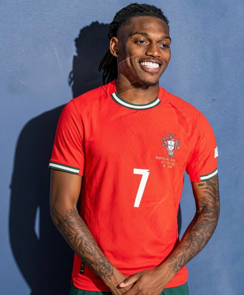 KenzieLFC's tweet photo. 🚨 Piers Morgan on the current situation in Portugal:

🎙️ “I’m absolutely disgusted with the way Portugal have handled this. You don’t treat Cristiano Ronaldo like he’s some ordinary player who can simply be benched and expected to smile about it.

This is the man who has carried that shirt for decades. If Portugal want to move on from him, fine but at least have the courage to say it with your chest.

And don’t insult everyone’s intelligence by pretending there’s ‘no problem’ when clearly something has gone very wrong.”

Piers Morgan has made it clear whose side he is on. 🇵🇹