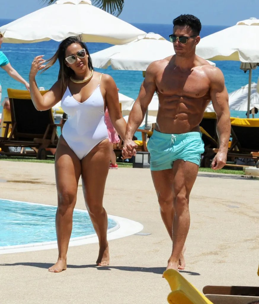 StarXZenix's tweet photo. Sophie Kasaei enjoys a sunny poolside moment with boyfriend Joel. https://t.co/r5JjIaTwtQ