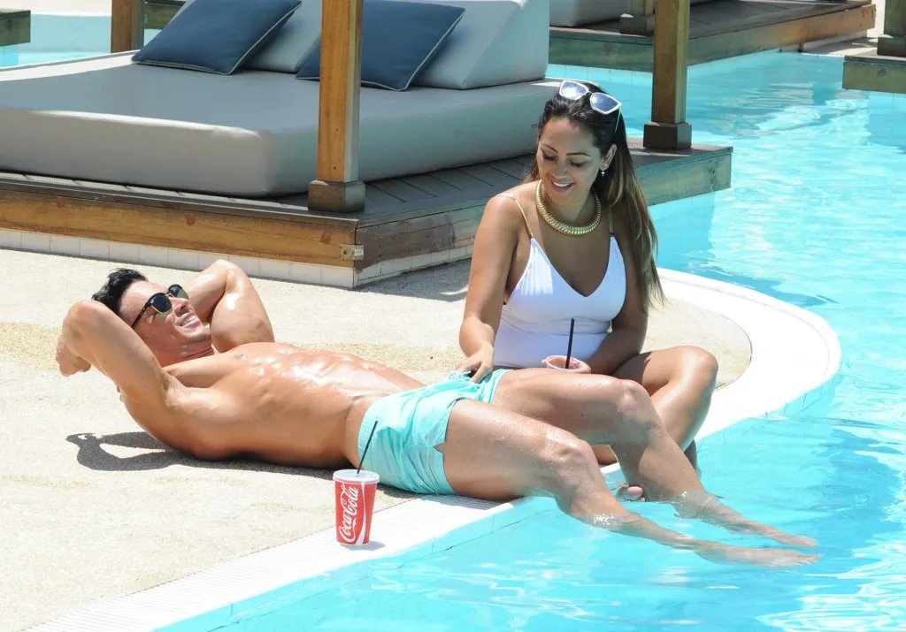 StarXZenix's tweet photo. Sophie Kasaei enjoys a sunny poolside moment with boyfriend Joel. https://t.co/r5JjIaTwtQ
