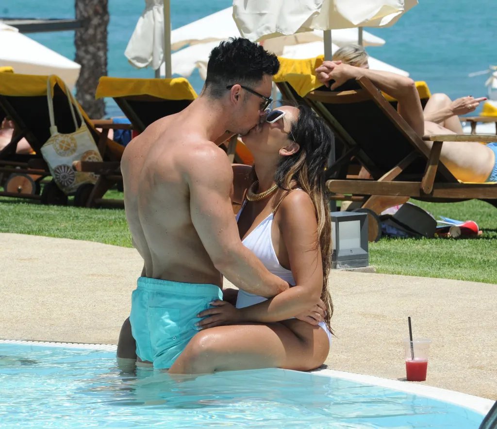 StarXZenix's tweet photo. Sophie Kasaei enjoys a sunny poolside moment with boyfriend Joel. https://t.co/r5JjIaTwtQ