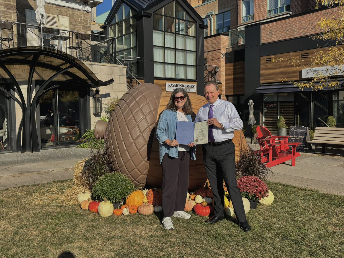 stcrawford2's tweet photo. It’s great to see investment turn into events people can enjoy together, and I got a chance to see that with an early look at Acorn Fest! 🌰🍂

Congratulations to the @OakvilleDwntown BIA on receiving an Experience Ontario grant to support Acorn Fest. 

This Friday and Saturday, Towne Square will come alive with music, food, activities and more, while giving people another reason to support our local small businesses.

Check it out October 2 & 3!