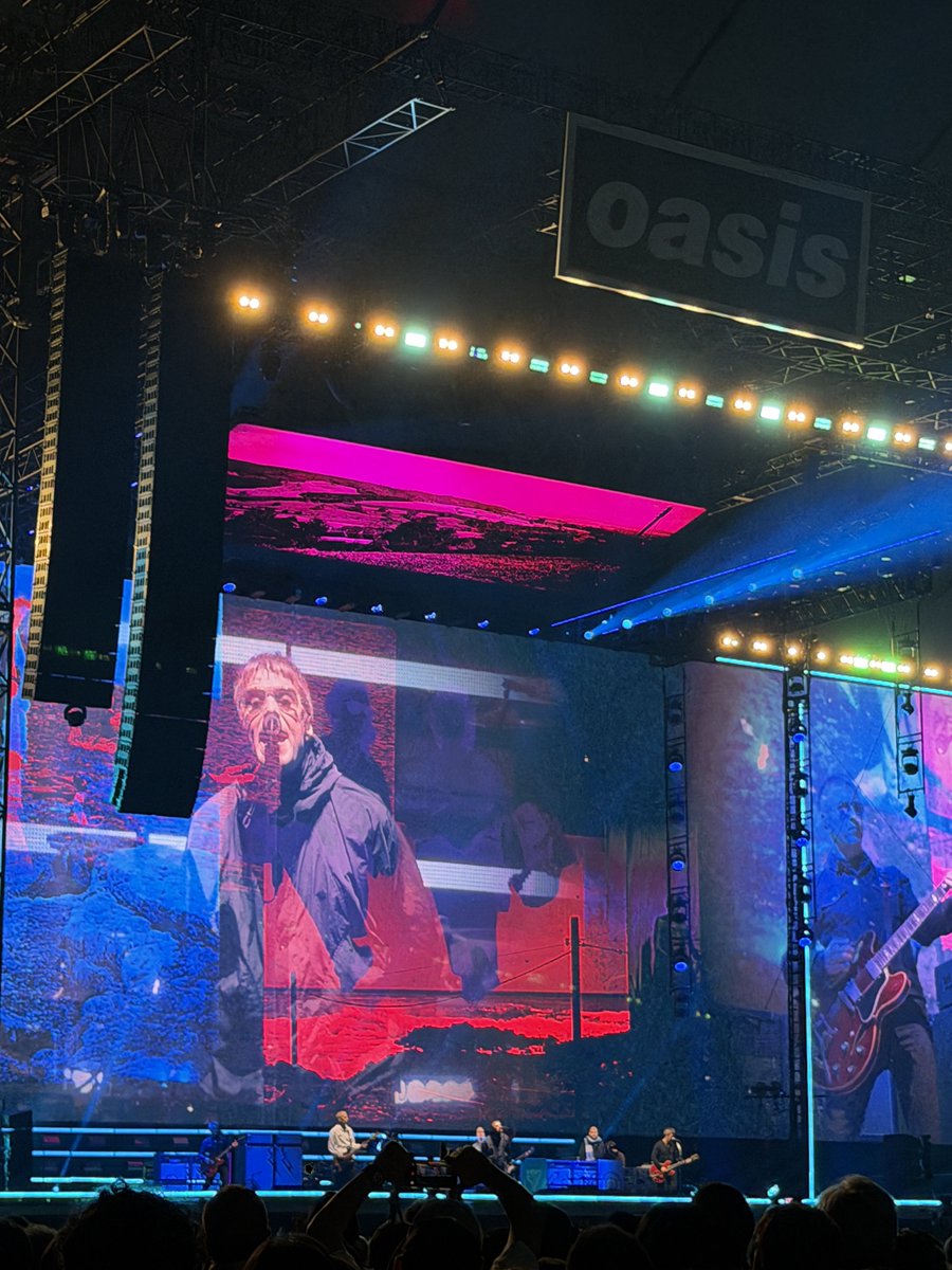 otsuyu21's tweet photo. #これを見た人は無言で去年の１０月の画像を貼る #OasisLive25 https://t.co/OWdolDOgMU
