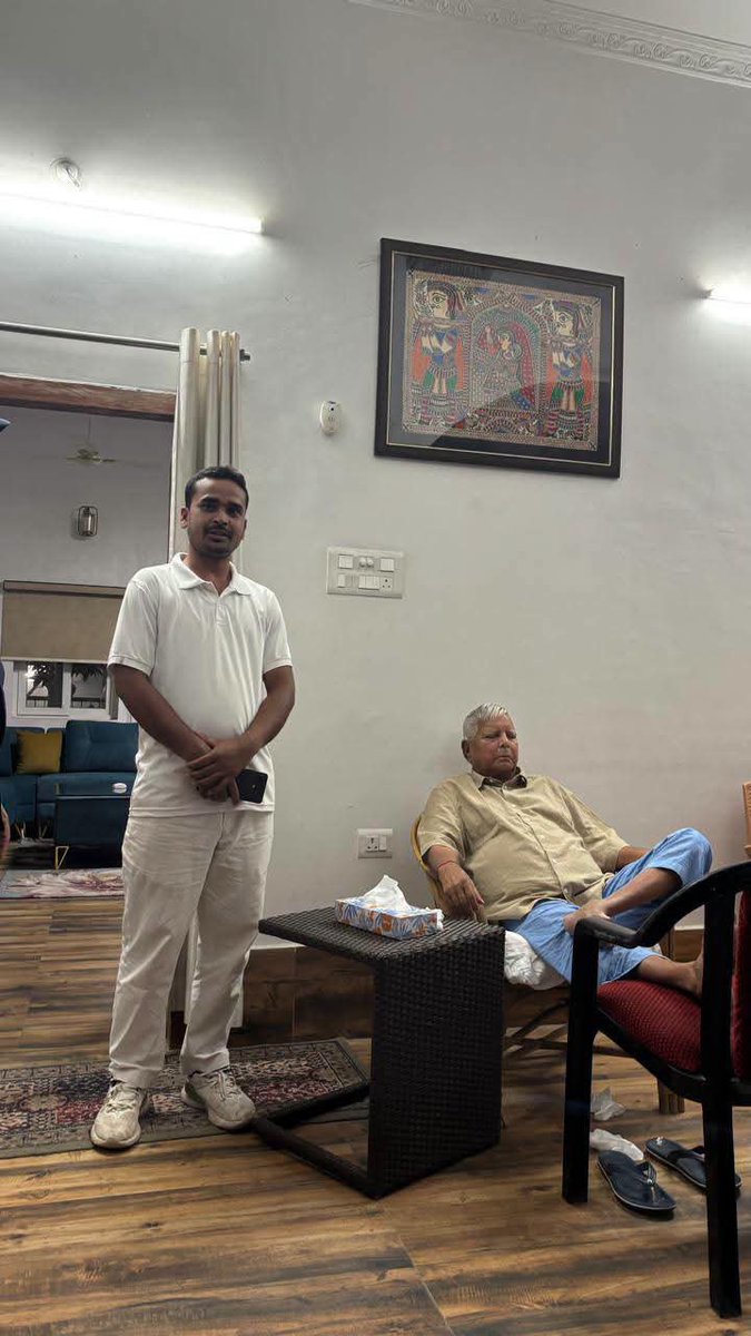 SinhaBalaka's tweet photo. बिहार के पूर्व मुख्यमंत्री आदरणीय श्री लालू प्रसाद यादव जी से मिलकर उनका आशीर्वाद लिया और कुशलक्षेम जाना। ईश्वर से आपके उत्तम स्वास्थ्य की कामना करता हूँ! 🙏
#LaluYadav #Bihar #आपका_बालक_यादव_बक्सर                           ☎️9153500186 https://t.co/Twb5Ukcd5v