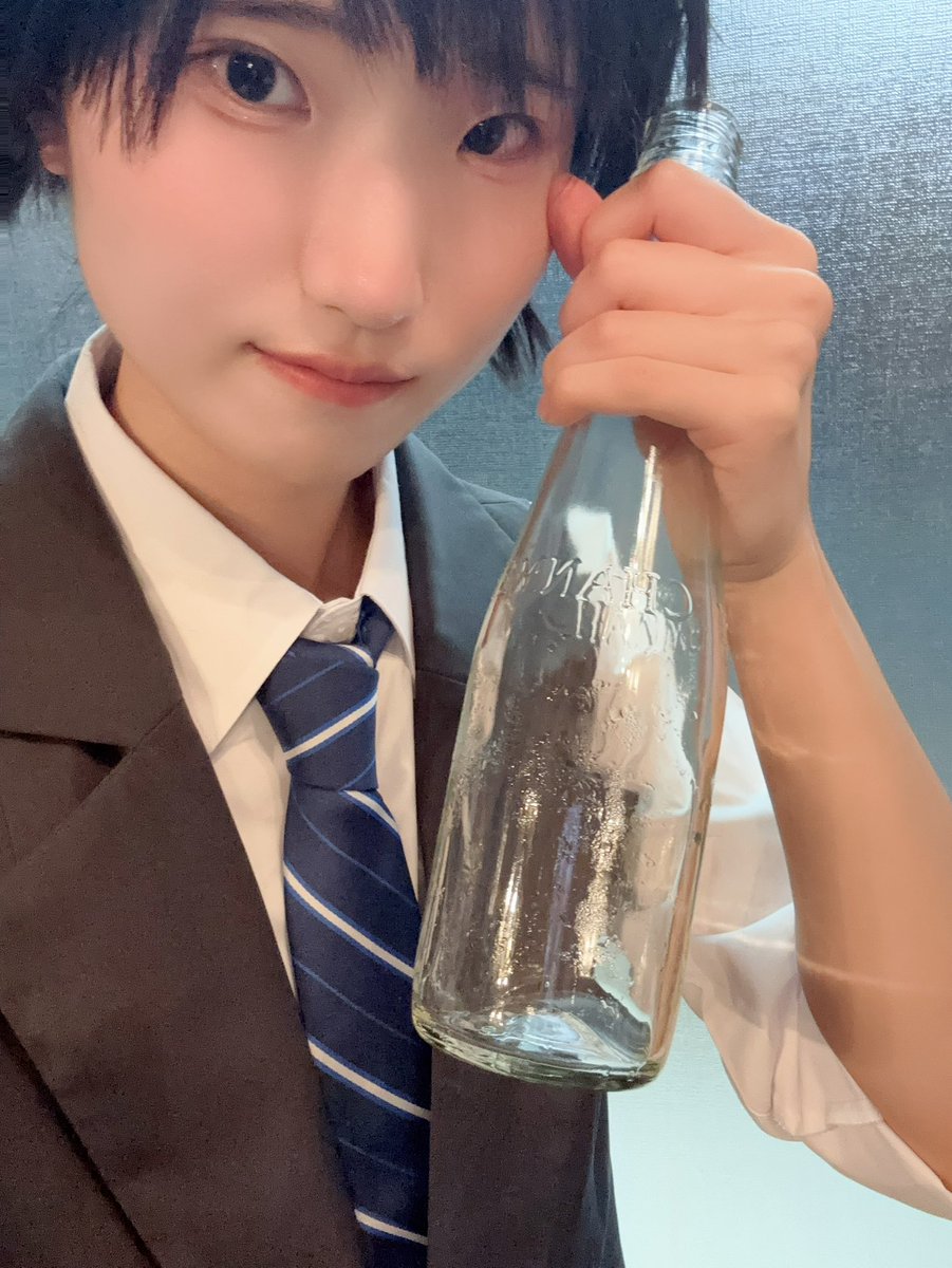 usausa_noir's tweet photo. おきゅおわ！

初めてのお給仕、たくさんのプレゼントありがとうございました✨カシオレ（風）、デカドリ、オムライス、シャンメリーにシャメイ！素敵な思い出をありがとう😖これから頑張ります🤍

#男装 #中性 https://t.co/EJf9CNjluh