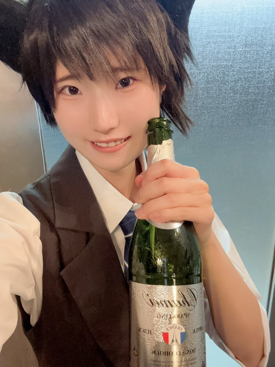 usausa_noir's tweet photo. おきゅおわ！

初めてのお給仕、たくさんのプレゼントありがとうございました✨カシオレ（風）、デカドリ、オムライス、シャンメリーにシャメイ！素敵な思い出をありがとう😖これから頑張ります🤍

#男装 #中性 https://t.co/EJf9CNjluh