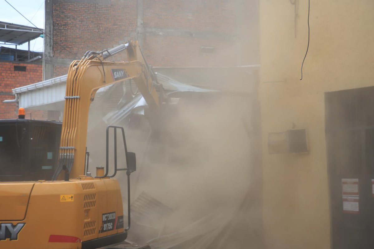 AlcaldiaDeCali's tweet photo. Iniciaron la demoliciones de los primeros predios en alto riesgo estructural tras los sismos en Ciudad Paraíso. Con maquinaria especializada, apoyo policial y gestión de servicios, recuperamos la seguridad y el espacio público. 

¡#CaliSomosTodos! 🏙️👷‍♂️ https://t.co/vz0wEEuLKH