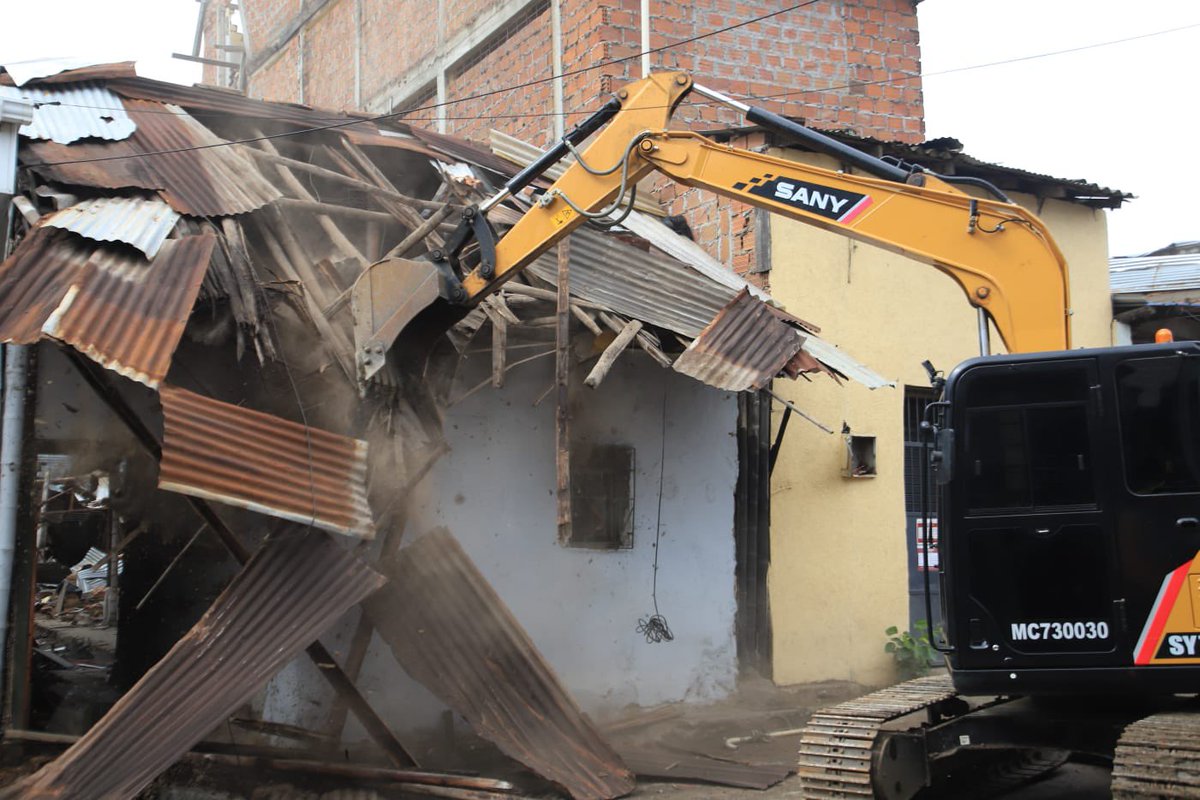 AlcaldiaDeCali's tweet photo. Iniciaron la demoliciones de los primeros predios en alto riesgo estructural tras los sismos en Ciudad Paraíso. Con maquinaria especializada, apoyo policial y gestión de servicios, recuperamos la seguridad y el espacio público. 

¡#CaliSomosTodos! 🏙️👷‍♂️ https://t.co/vz0wEEuLKH
