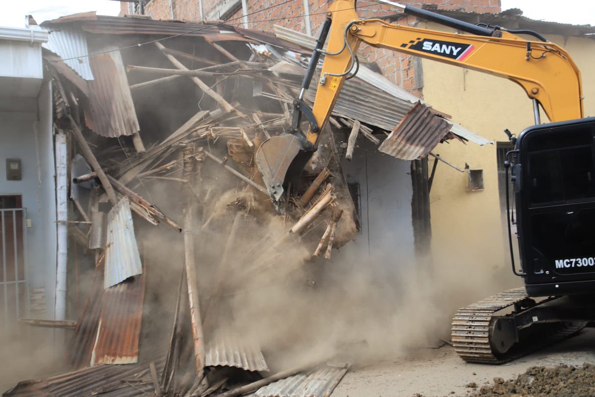 AlcaldiaDeCali's tweet photo. Iniciaron la demoliciones de los primeros predios en alto riesgo estructural tras los sismos en Ciudad Paraíso. Con maquinaria especializada, apoyo policial y gestión de servicios, recuperamos la seguridad y el espacio público. 

¡#CaliSomosTodos! 🏙️👷‍♂️ https://t.co/vz0wEEuLKH