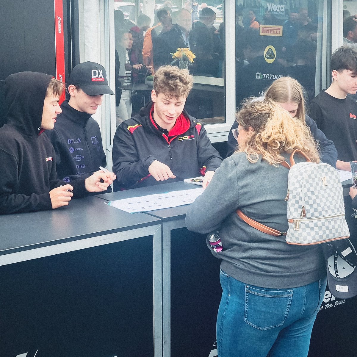 porzechowski1's tweet photo. JuΕΌ w Brytyjskiej Formule 4 podczas kaΕΌdej sesji autografΓ³w odwiedza nas sporo osΓ³b π
π¬π§ Even in British Formula 4, we get a great turnout at every autograph session π
#Autograph #Session #RaceWeekend #Memories https://t.co/7er1pFA9C8