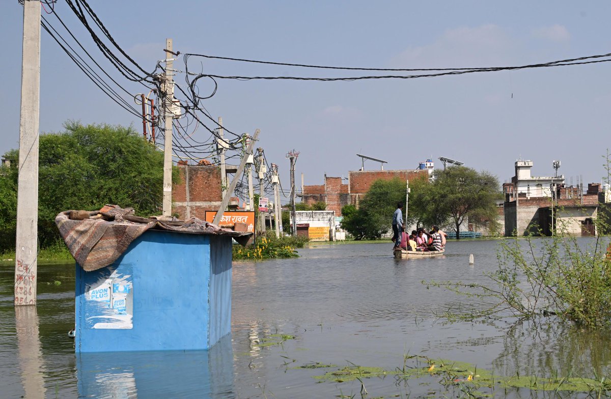 TOILucknow's tweet photo. Since Monday, #Lucknow has not recorded a single drop of rain, yet residents of Faizullaganj area have remained waterlogged for over a week as #Gomti continues to rise. With the river at 106.25 m, is this a #flood or an administrative failure?

Picture credit: Manoj Chhabra https://t.co/dHDJpTKmfK