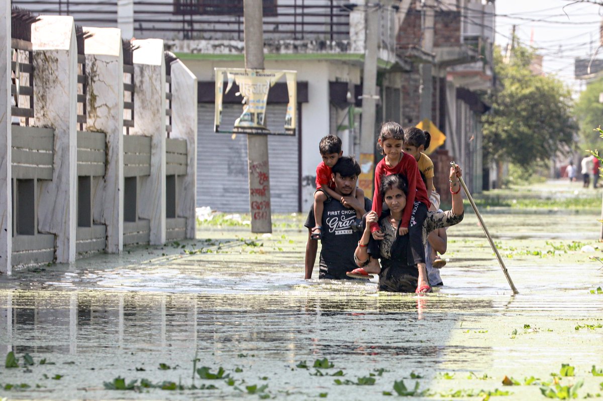 TOILucknow's tweet photo. Since Monday, #Lucknow has not recorded a single drop of rain, yet residents of Faizullaganj area have remained waterlogged for over a week as #Gomti continues to rise. With the river at 106.25 m, is this a #flood or an administrative failure?

Picture credit: Manoj Chhabra https://t.co/dHDJpTKmfK