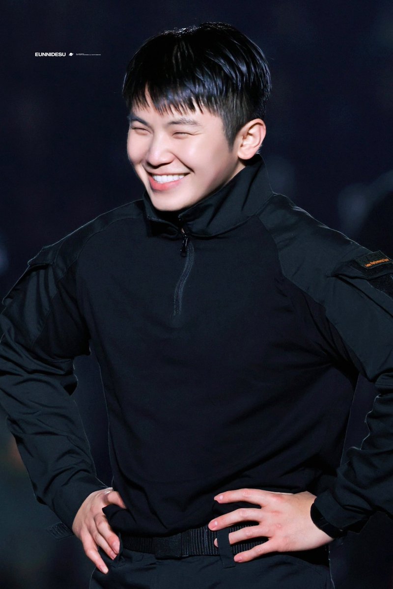 snhnshau's tweet photo. and you've got a smile that can light up the whole world 🥹❤️ https://t.co/SCF1wRx4wm