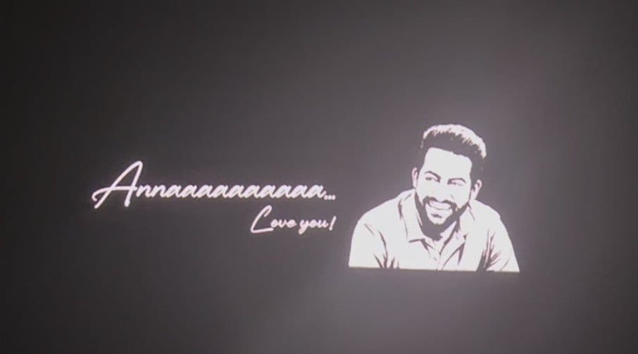 RangasthalamIN's tweet photo. Now watching : #DontTroubleTheTrouble 

And the show begins with a SPECIAL GRATITUDE CARD for #JrNTR. https://t.co/wYPZOR0Ub4