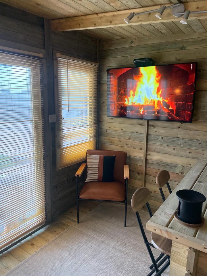 BillyOhcom's tweet photo. The best table in the pub is at the bottom of your garden. 🍂🍻

Skip the expensive taxis, the busy bar, and the walk home in the cold. With your own garden pub, you get all the cosy autumn atmosphere with zero hassle.

Just step outside, pour a pint and relax.

https://t.co/zHyIEct7bz