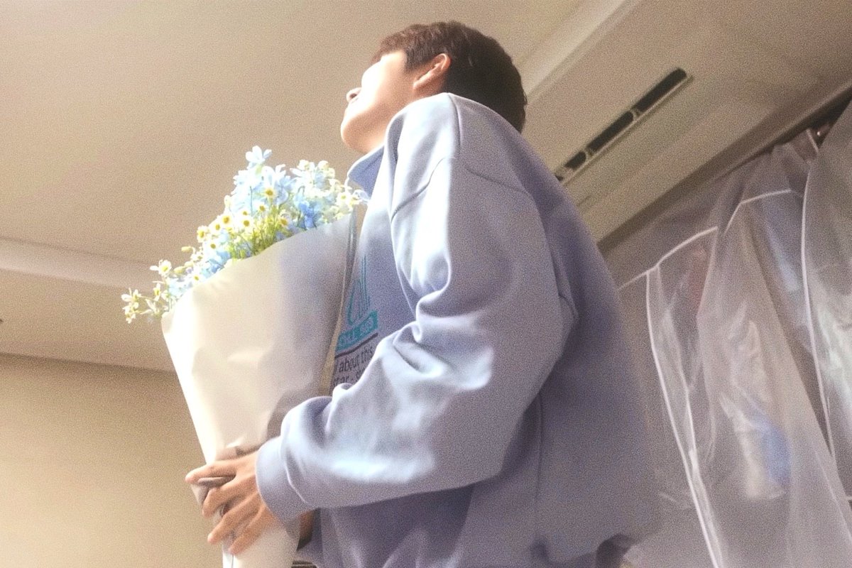 lilyscf's tweet photo. a flower in his hands, and a 𝑠𝑜𝑓𝑡 little feeling in 𝒃𝒆𝒕𝒘𝒆𝒆𝒏. ૮꒰ ˶• ⤙ •˶꒱ა
#ODSD #WOONHAK ˙𐃷˙
#OnedoorSelcaDay #BOYNEXTDOOR https://t.co/NLX0VYPGiW