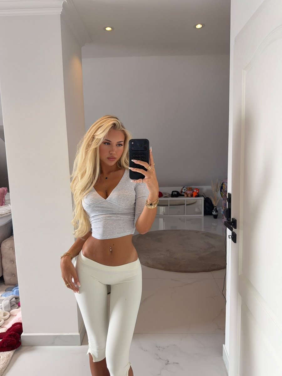 realsamantra's tweet photo. Do u like belly piercings? https://t.co/jo2cznL92m