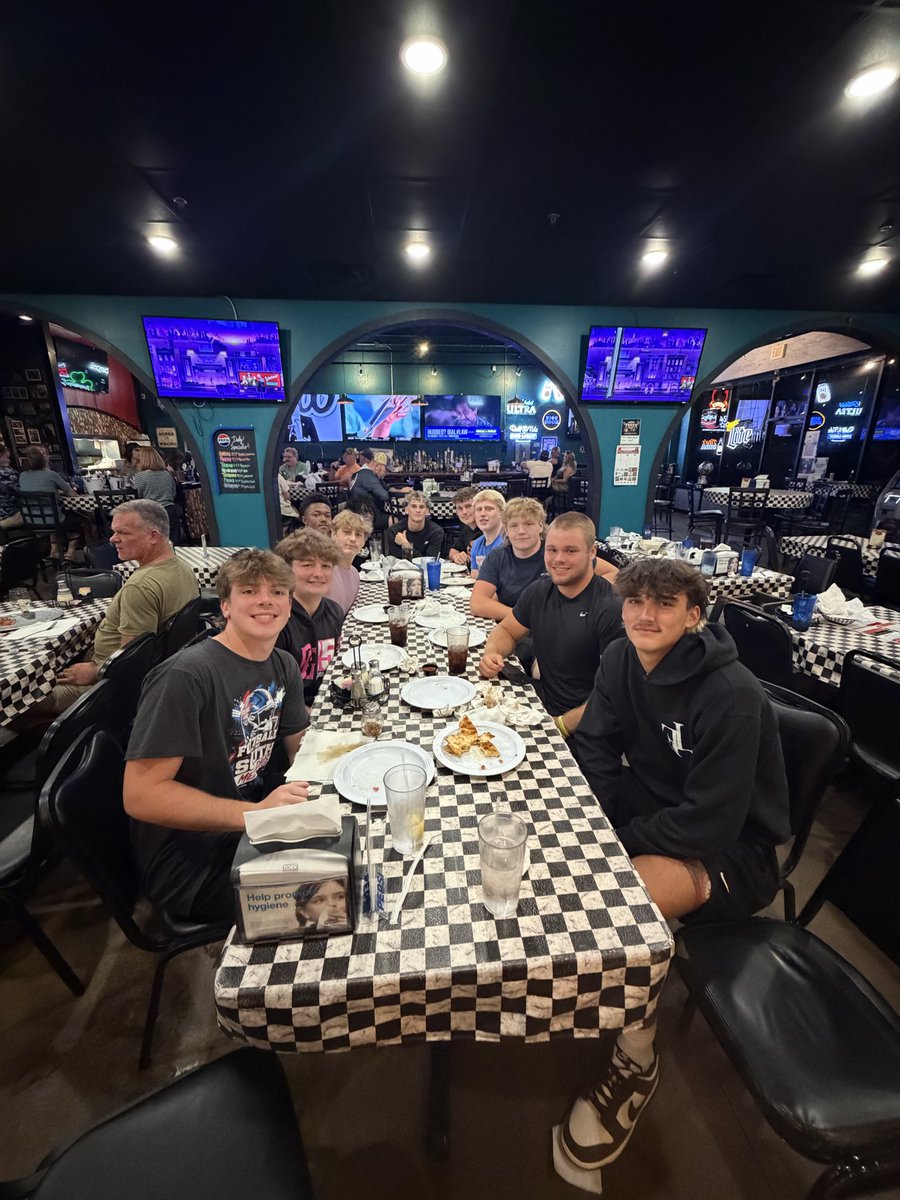 TheJaxonHartman's tweet photo. Team dinner with starting offense. It’s game day @Brooks_LionsFB @Sam87619564 @TannerBowens13 https://t.co/MH6OD63COQ