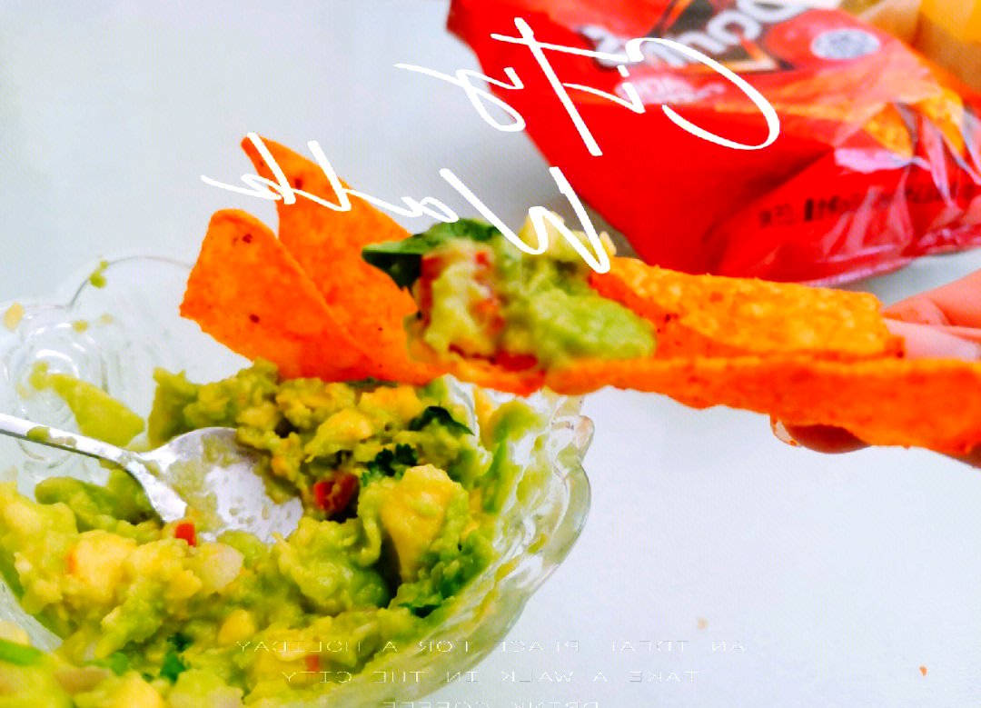 DomingaGil2c's tweet photo. Hoy preparé un guacamole casero super cremoso con aguacates maduros, un toque de lima, cebolla picada y un poquito de sal. Perfecto para acompaar totopos o tus platos favoritos. Muy fácil y delicioso! https://t.co/01OoAu26VH