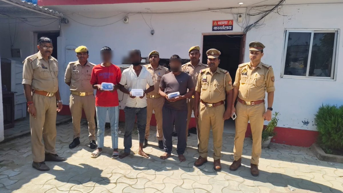 VermaDevesh568's tweet photo. *लखनऊ ब्रेकिंग*

*थाना प्रभारी सैरपुर मनोज कोरी व सैरपुर पुलिस टीम को मिली बड़ी सफलता

*राइड बुक कर चालकों को सुनसान स्थान पर ले जाकर लूटने व��ले गैंग का खुलासा

सैरपुर पुलिस ने राइड बुक कर चालकों को सुनसान स्थान पर ले जाकर मोबाइल फोन और नकदी लूटने वाले गैंग के 3 अभियुक्तों को गिरफ्तार किया

गिरफ्तार अभियुक्तों के कब्जे से 2 मोबाइल फोन ₹9,600 नकद 1 एटीएम कार्ड और 1 ड्राइविंग लाइसेंस बरामद @Uppolice @lkopolice
@dcp_north