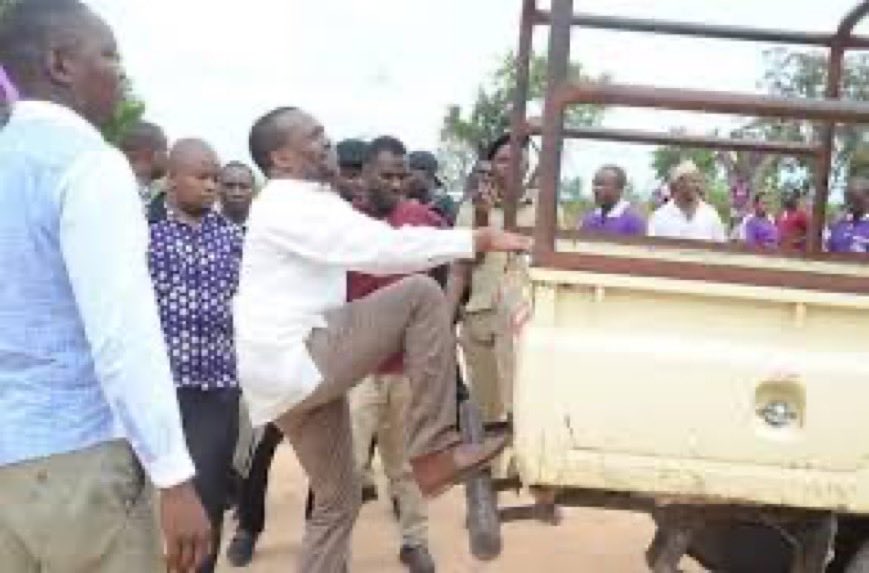 TitoMagoti's tweet photo. Wajomba zangu msione kimya tulipata breakdown near Kazungula border. Ila tumepata msaada ndio tunafaulishwa hapa tuwahi msiba wa Weaknail Chivayo! https://t.co/mMMg97cXum
