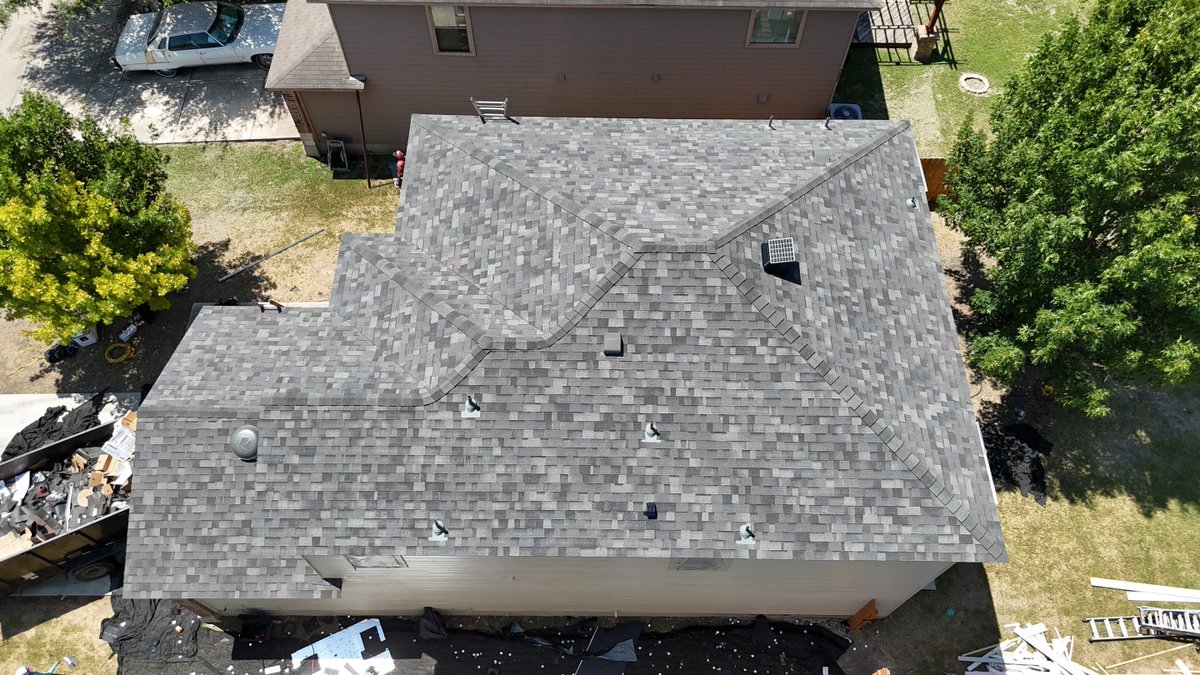 SilverHornTexas's tweet photo. We completed a durable roof replacement in San Antonio using Malarkey Vista Class 4 Impact Rated shingles. Built to handle Texas hail and keep your home protected. Need an estimate? Call Silver Horn Roofing at 210-675-8090! #SanAntonio #Roofing #SilverHornRoofing https://t.co/kW2LsQ2BqN