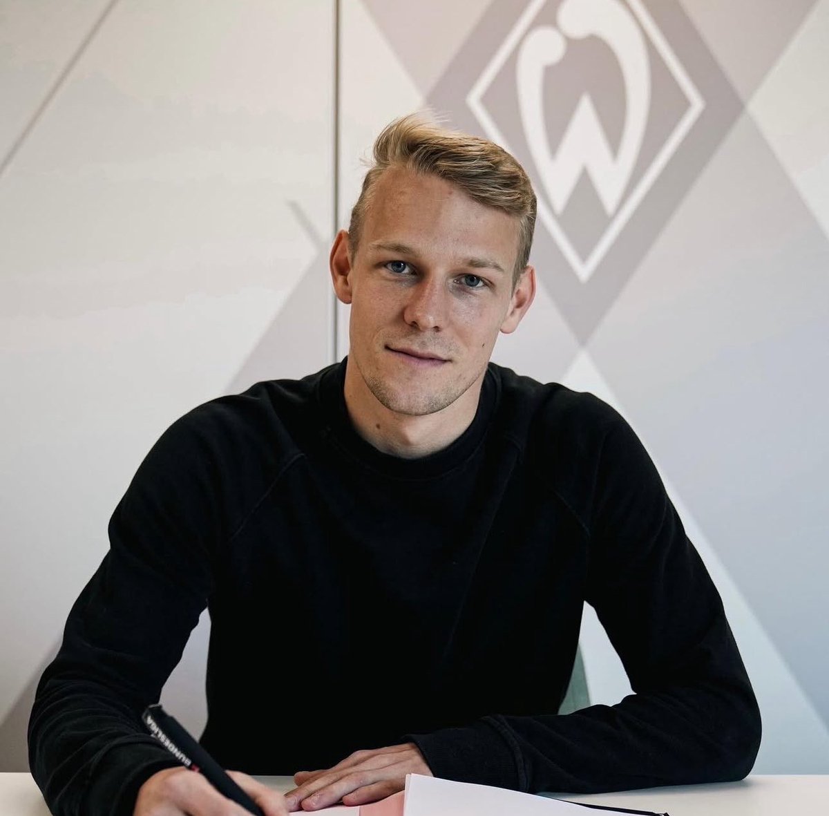 KingExiz's tweet photo. @EASPORTSFC @Bundesliga_EN Top scorer of Bundesliga btw was not in the voting https://t.co/X7sSXNxiMx