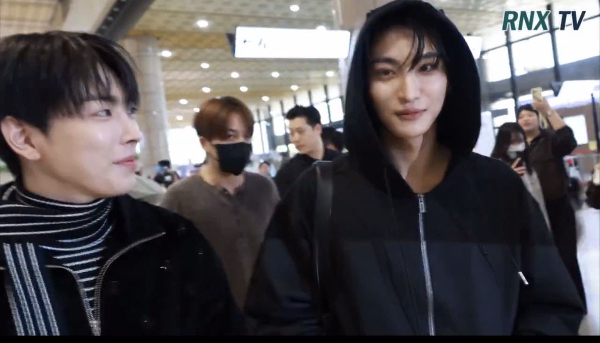 squirrelj00ng's tweet photo. They looks so good together… they are also attached at the hip these days 🧐 https://t.co/HI6bnIW2zd