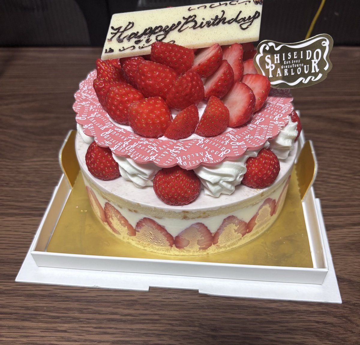 ROOK1001's tweet photo. これより誕生日終了20分前ギリギリケーキタイムと洒落込みます。ケーキ可愛い。 https://t.co/IWfMNQgjnB