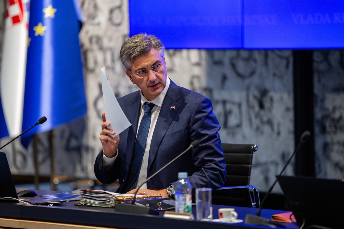 HDZ_HR's tweet photo. KRATKO &amp; JASNO. #VladaRH se očitovala o „prijedlogu“, službenim nazivom, za pokretanje pitanja povjerenja PVRH @AndrejPlenkovic  - koji su u #SaborRH podnijela 54 zastupnika.

"Odbacili smo i ovaj oporbeni pamflet, još jedan u nizu“ - poručio je 🇭🇷 premijer.

⬆️ 210. #sjednicaVRH https://t.co/LVwOFNqgvw