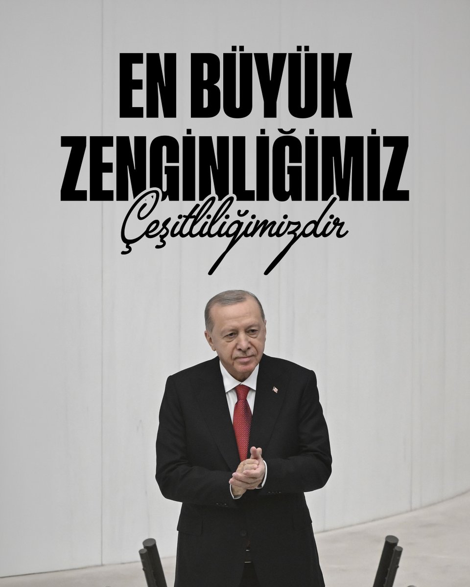 RTErdogan's tweet photo. Bir milletin tüm fertlerinin her konuda aynı düşünmesi; değerler, inançlar, hassasiyetler, beklentiler konusunda tamamen birbirine benzemesi elbette mümkün değildir; bu doğru da sağlıklı da değildir.

Bizim ülke ve toplum olarak en büyük zenginliğimiz, esasen çeşitliliğimiz, farklılıklarımız ve renkliliğimizdir.

Asırlar içinde bu farklılıklar bir uzlaşma zemininde buluşmuş, ortak sınırlar içinde ortak değerler oluşmuştur.

Farklılıklarımızı bir ayrışma vasıtası olarak kullanmak isteyenlere karşı milletimiz tek yürek olup her seferinde gereken cevabı vermiştir.

Siyasetin farklarımızı, renklerimizi, çeşitliliğimizi bir ayrıştırma, yani kutuplaştırma vasıtası olarak kullanması, en başta siyasetin fıtratına aykırıdır.

Siyasi partiler arasında tabii ki rekabet olacaktır, yarış olacaktır, belli sınırlar dâhilinde çekişme de olacaktır.

Fakat bunun kutuplaştırma yoluyla kamplaşmayı körükleyerek çatışmaya götürülmesi, siyasetin varlık sebebiyle uyuşmayacaktır.
