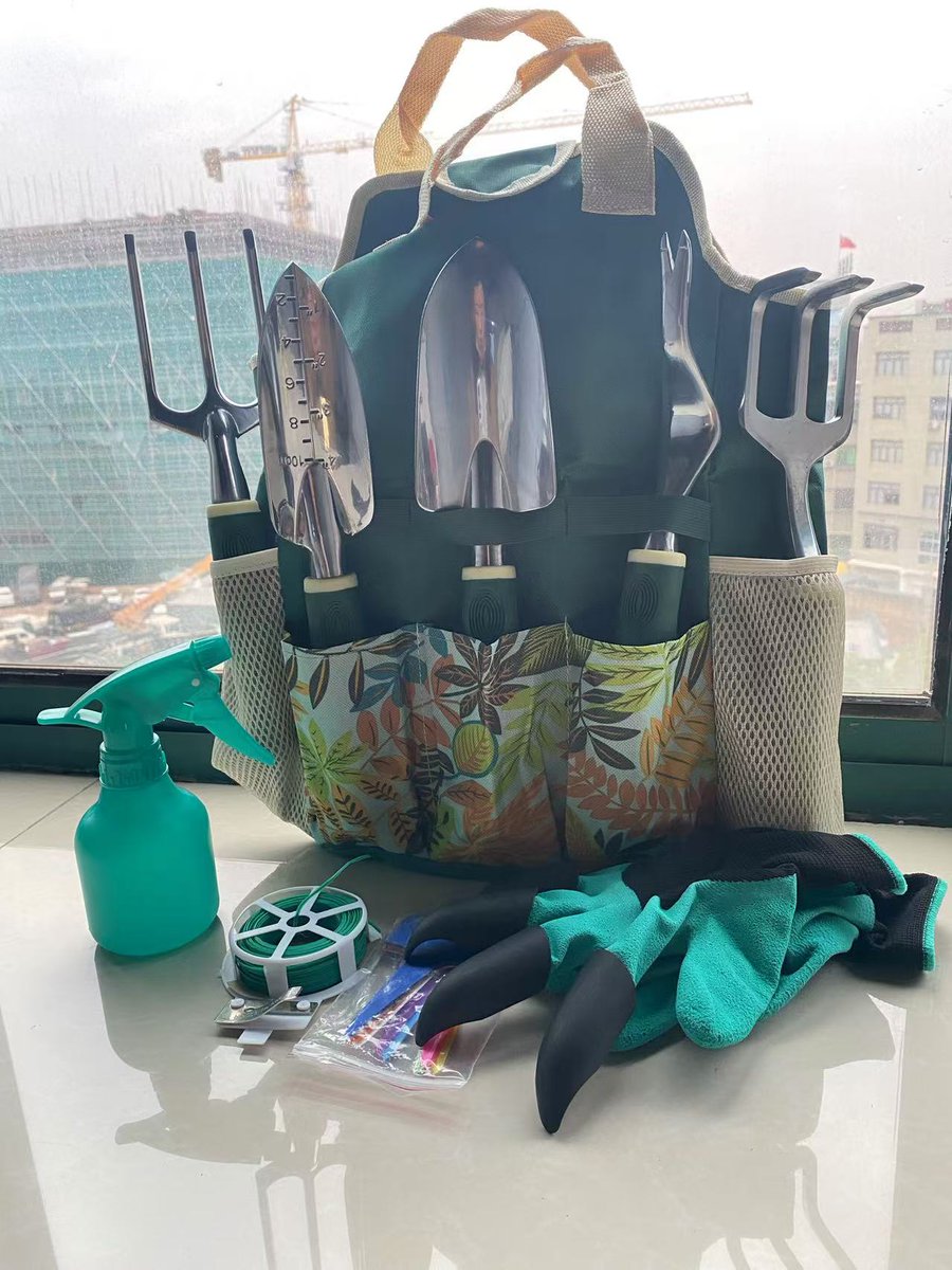 BellTowerTools's tweet photo. Everything a gardener needs, in one floral tote πΉ Trowels, cultivator, weeder, rake, claw gloves, spray bottle, pruner, plant labels and twist tie. A strong gift set for spring retail. Custom prints available.
#GardenTools #GardenGiftSet #Wholesale #BellTower #GardeningLife https://t.co/tLfpwBEXNA
