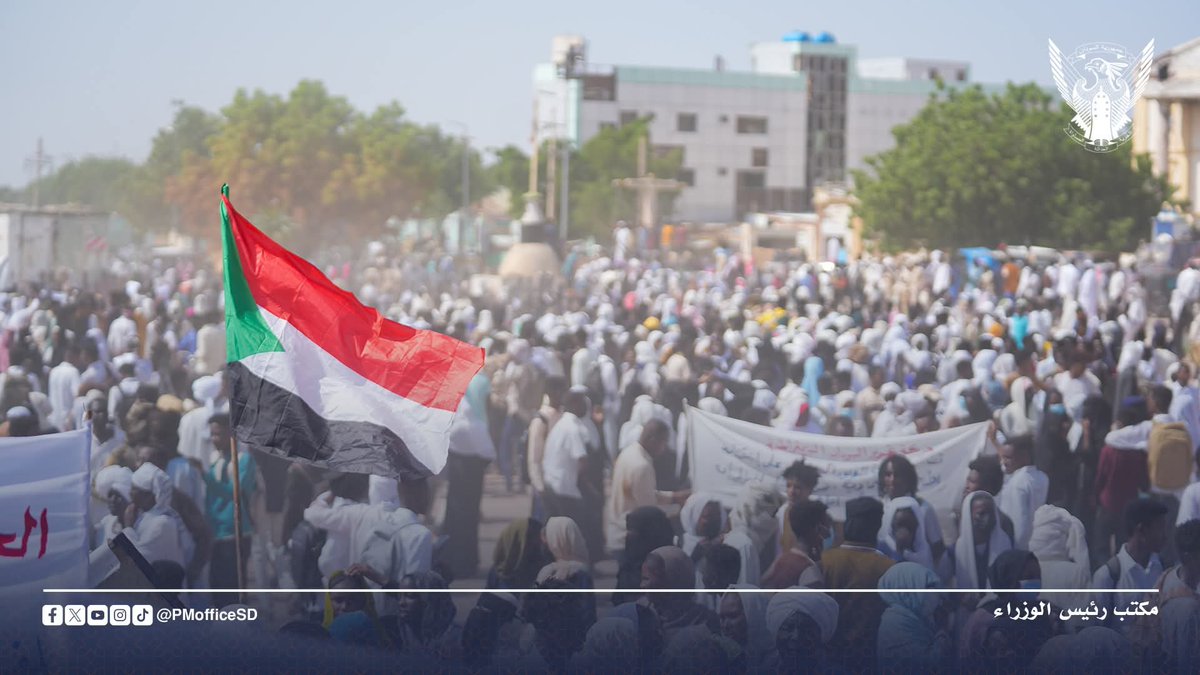 Bashir_Sakin80's tweet photo. مليونية حاشدة في نيالا تحت شعار «التعافي وشرعية الشعوب» تؤيّد شرعية حكومة السلام وتندّد بإرهـ..ـاب الجيش واستخدامه السلاح الكيمـ..ـيائي 

شهدت العاصمة الإدارية لحكومة السلام الانتقالية، مدينة نيالا، اليوم خروج مواكب جماهيرية تلقائية حملت اسم «مليونية التعافي»، وذلك دعماً لشرعية حكومة السلام.

وشملت المشاركة قطاعات النازحين والرعاة والمزارعين والإدارات الأهلية، إضافة إلى المبادرات الشبابية واللجان المدنية والقوى الشعبية المناهضة للحرب، والقوى السياسية المكوّنة لتحالف تأسيس.

ورفعت الجماهير المشاركة شعارات متعددة تُفوّض حكومة السلام الانتقالية، وتندّد بقتـ..ـل جيش الحركة الإسـ..ـلامية للشعب بالأسلـ..ـحة الكيمـ..ـيائية، وترفض منح التأشيرات للإرهـ..ـاب، وتدعو إلى وقف الحـ.ـرب وإرساء دعائم السلام، مع توجيه الشكر للولايات المتحدة والرئيس ترامب، والتأكيد الجازم على أنه لا شرعية للإرهـ..ـاب.

#السودان 
#تاسيس