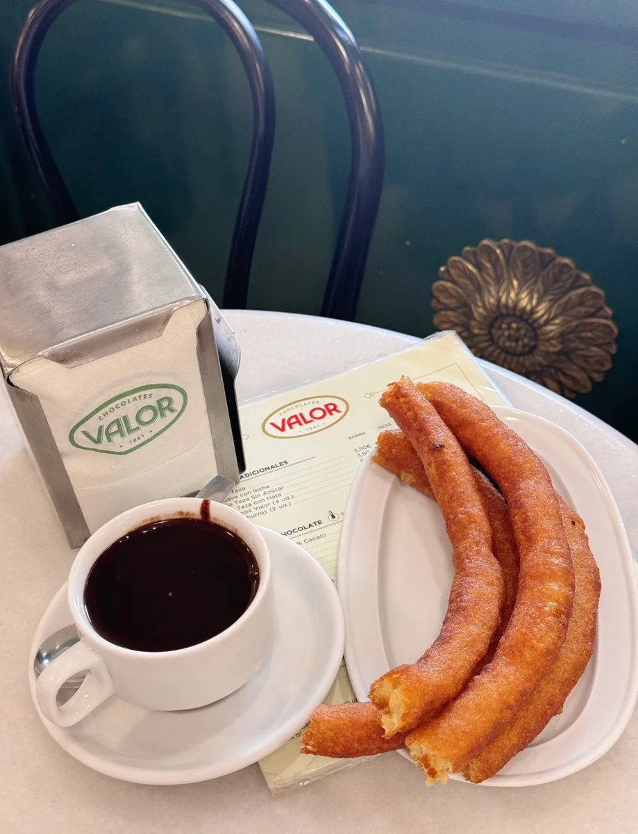 ClarisaBroy4's tweet photo. Los churros con chocolate de esta cafetería son absolutamente irrepetibles! Crujientes por fuera, suaves por dentro, y el chocolate caliente es tan espeso que se pega a los dedos. Recomendadísimo para una merienda perfecta https://t.co/FK9cpnWTvB