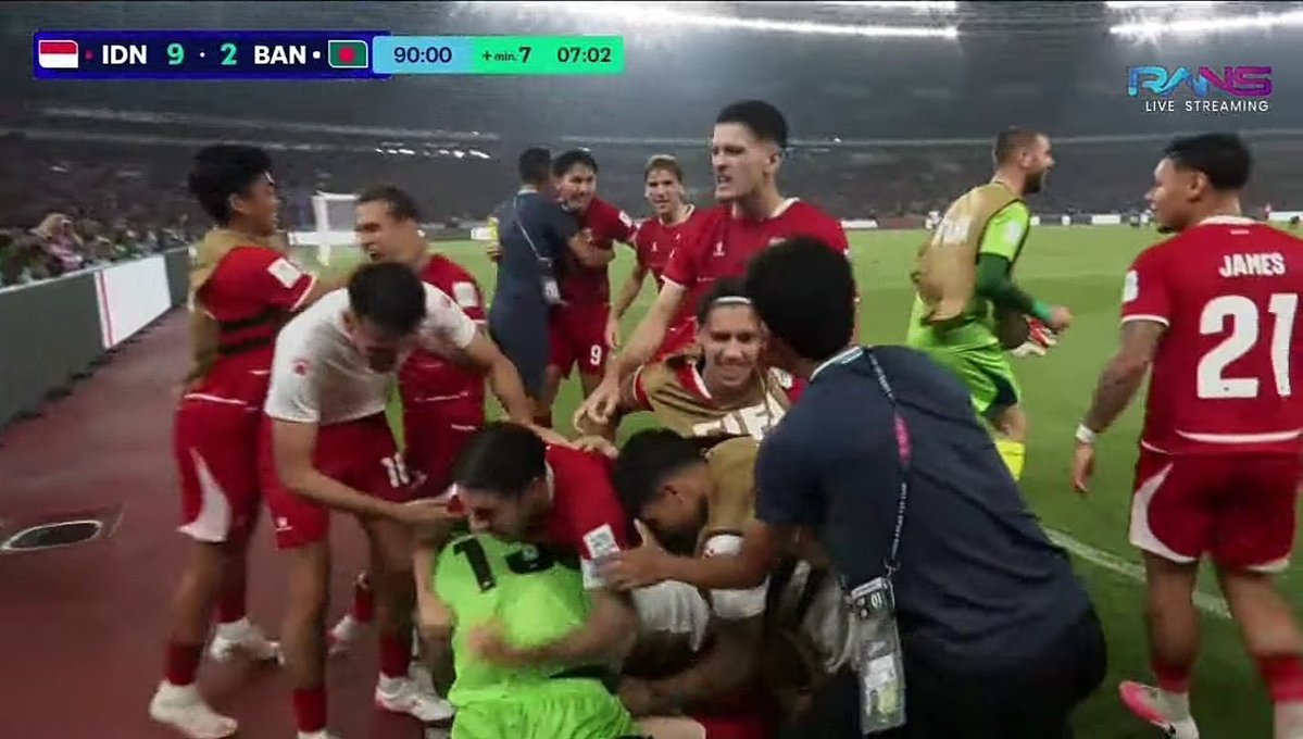 The_RedsIndo's tweet photo. ‘87:
Malaysia 6-0 Singapura (Malaysia lolos)
‘90:
Indonesia 7-1 Bangladesh (Indonesia lolos)
‘90+3:
Indonesia 7-2 Bangladesh
Malaysia 6-0 Singapure (Malaysia lolos, selisih gol +2)
‘90+6:
Indonesia 8-2 Bangladesh (Malaysia tetap lolos)
‘90+8: Indonesia 9-2 Bangladesh (INDONESIA LOLOS)

FOOTBALLL BLOODYYYY HELLLLL🔥🔥🔥🔥