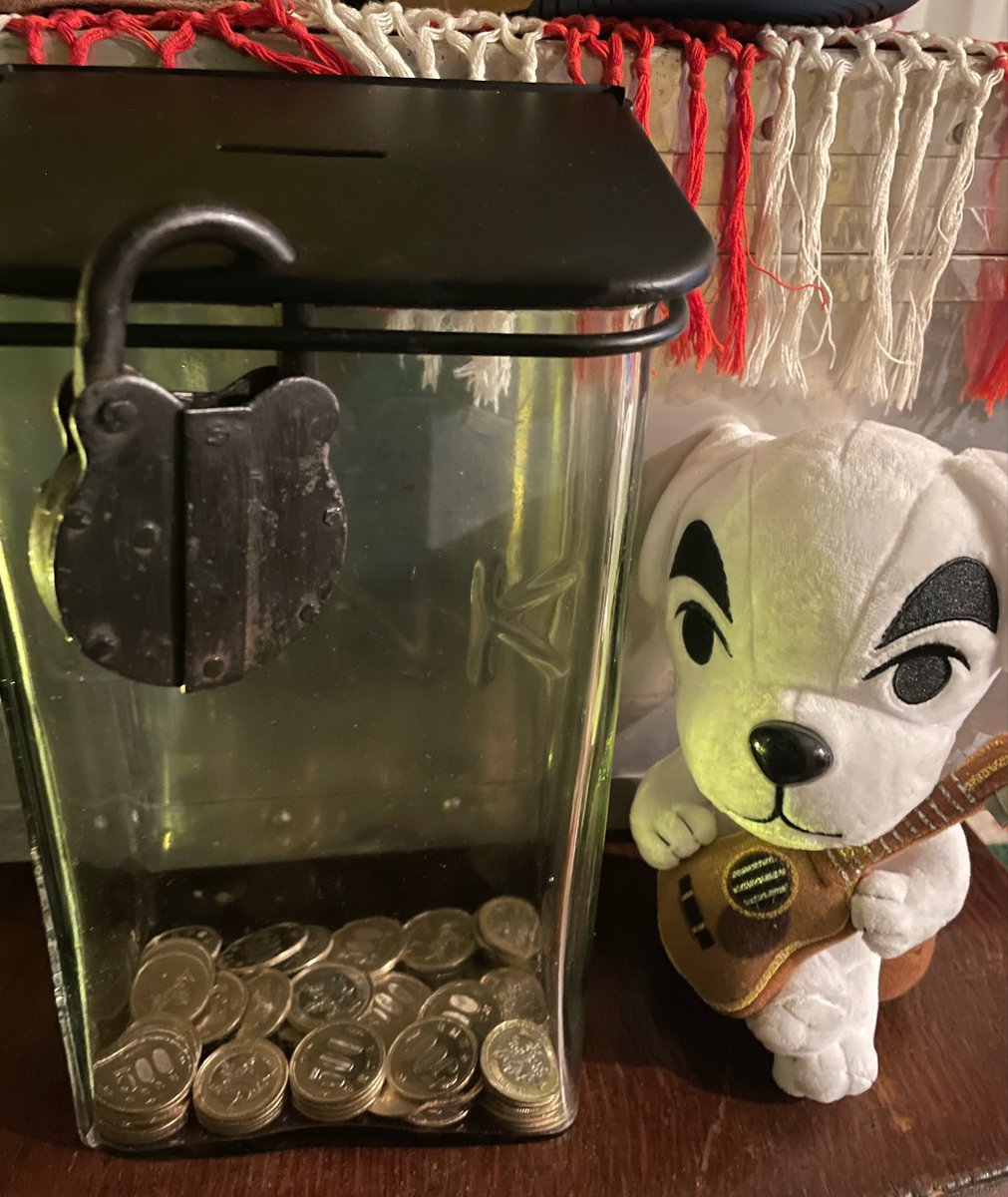 q_h0ming's tweet photo. 年度当初に結構デカいヴィンテージの貯金箱を買ってから、あまり数えないようにしながらワクワクとコツコツを重ねて半年経過...(数えちゃった✌️🤨) https://t.co/kWR64jH8yL