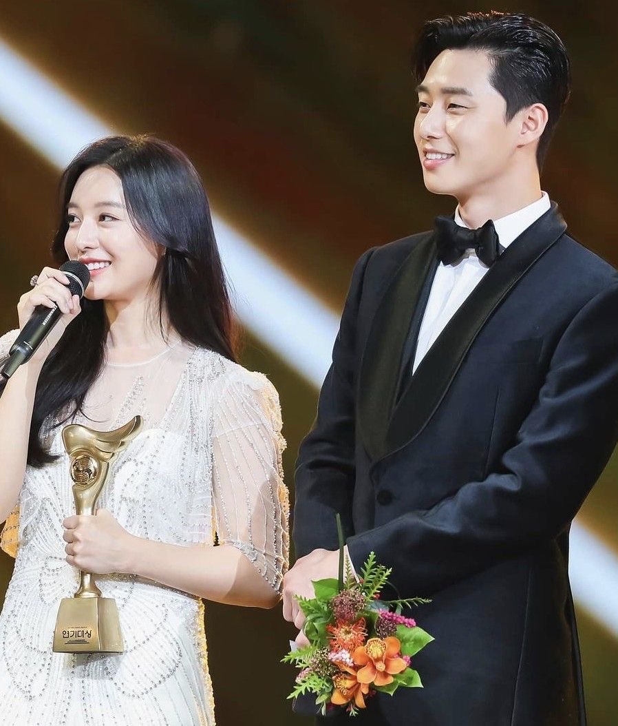 qccr966rk4's tweet photo. I love how my parents are getting all that love because of the nostalgia ✨😭😍😂guys keep boosting the post we need that reunion the 10th anniversary for FFMW is a need #FFMW #kimjiwon #parkseojoon https://t.co/yQIR0RzOn7