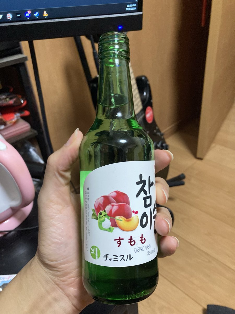 pickledgal's tweet photo. 今夜はちょっとだけ焼酎を買いに出ただけなのに、まさかクロミの限定グッズに遭遇してしまった😂 これは買うしかない。クロミはサンリオで一番好きなキャラだし、いつもハロウィンっぽい雰囲気だから、実は自分でクロミをテーマにしたオリジナルネイルを作ってみたいんだよね🖤🎃 https://t.co/90S2H2JySs