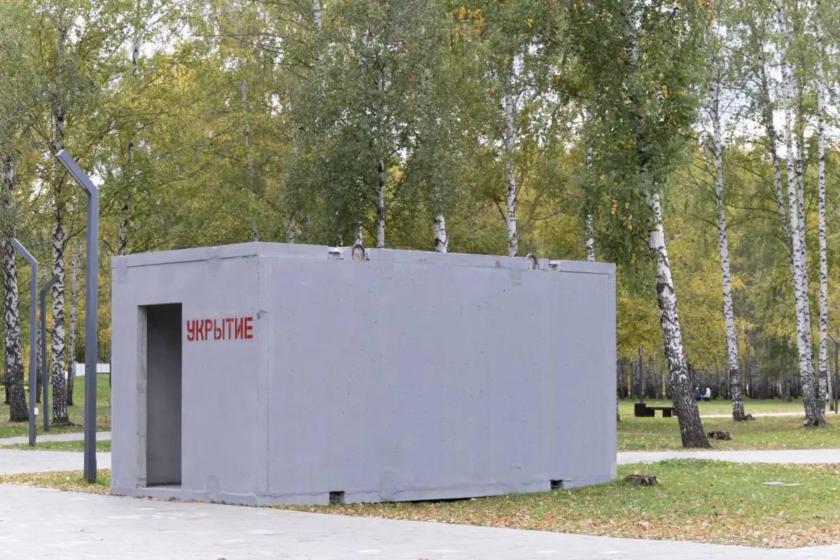 sotaproject's tweet photo. В парке отдыха Нижнекамска установили бетонное укрытие в 1 100 километрах от границы с Украиной
⠀
В городском парке «Семья» установили железобетонное укрытие на 20 человек, сообщил мэр Нижнекамска Радмир Беляев.
⠀
Конструкция должна защищать людей от осколков и ударной волны во время атак. Власти назвали её пилотным проектом для Татарстана.
⠀
По словам Беляева, опыт установки таких укрытий изучали в Белгороде. После оценки первого объекта власти планируют размещать подобные конструкции в других парках и скверах города.
⠀
Мэр также сообщил, что этот вариант укрытий предложат предприятиям для защиты сотрудников.

Фото:  Радмир Беляев