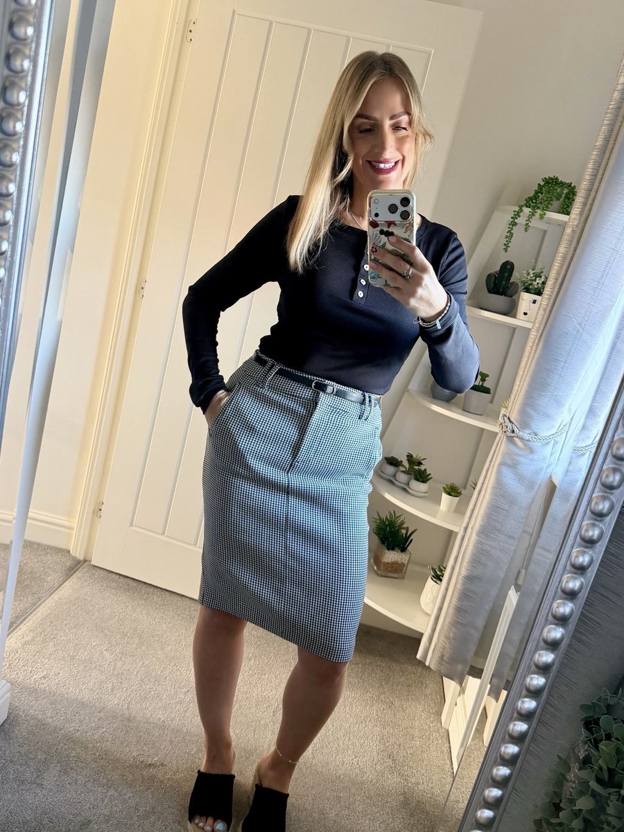 dooonly1's tweet photo. Today’s office OOTD 🖤🤍

Officially counting down to holibobs now 😎✈️ https://t.co/Tf8L9NzoUE