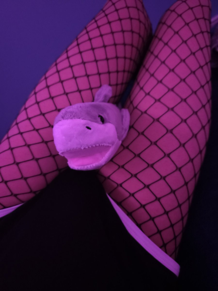 FemBoiFluff's tweet photo. Sharkie!! >.<
#femboy #thighs #twink https://t.co/r742laqWnv