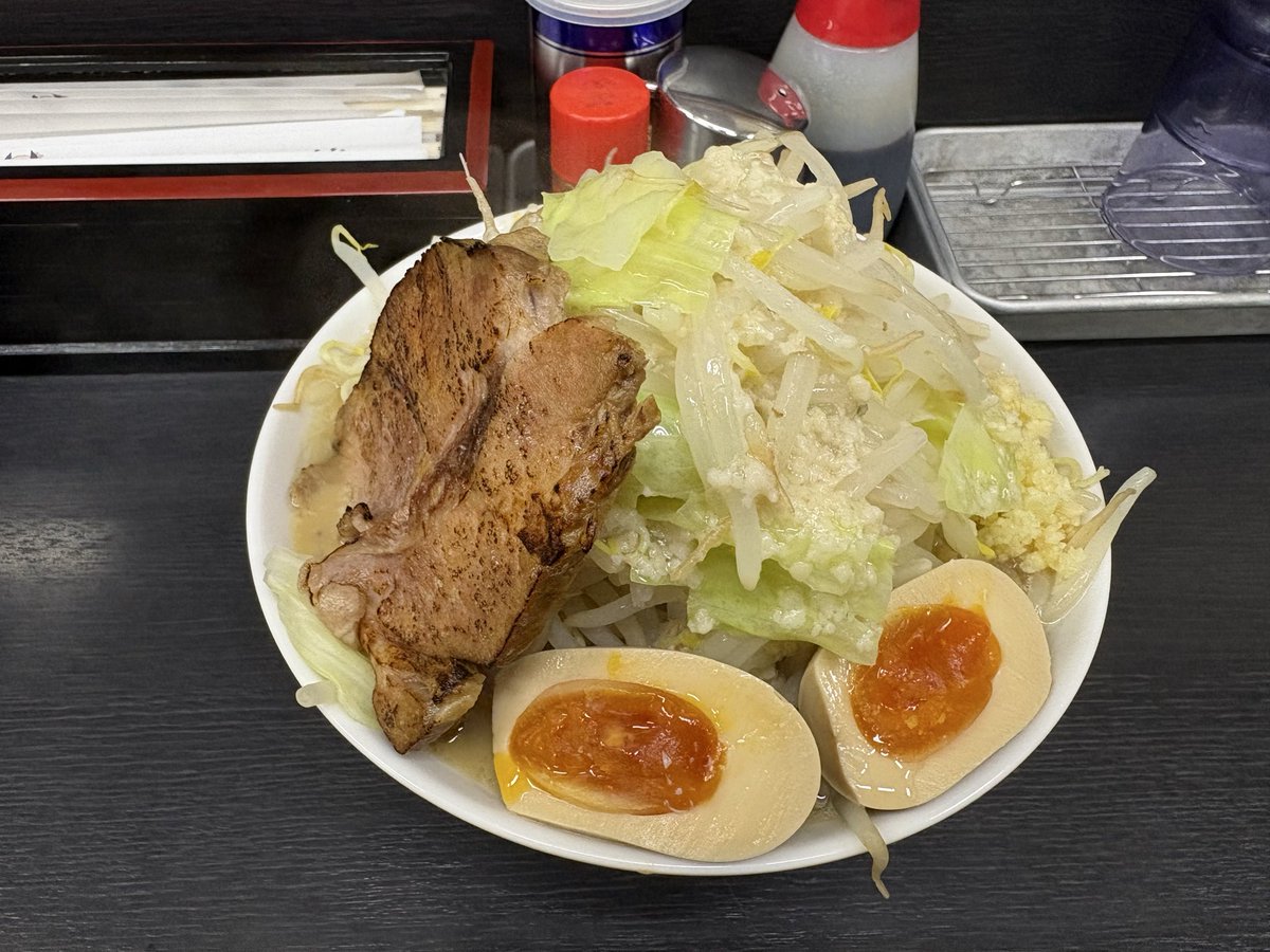 kamome_S4's tweet photo. 久々のらぁめん城ヶ崎さん
野菜マシのにんにく少なめ
今回限定は濃厚ながらクリーミーなスープで完飲したいほど美味しかった
けやきの2周年イベ現地いたことも見られてたようで、無事市民見習いバレ https://t.co/izKPfjZlvh