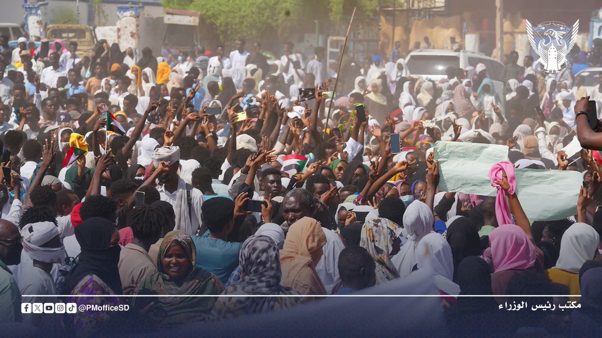 Bashir_Sakin80's tweet photo. مليونية حاشدة في نيالا تحت شعار «التعافي وشرعية الشعوب» تؤيّد شرعية حكومة السلام وتندّد بإرهـ..ـاب الجيش واستخدامه السلاح الكيمـ..ـيائي 

شهدت العاصمة الإدارية لحكومة السلام الانتقالية، مدينة نيالا، اليوم خروج مواكب جماهيرية تلقائية حملت اسم «مليونية التعافي»، وذلك دعماً لشرعية حكومة السلام.

وشملت المشاركة قطاعات النازحين والرعاة والمزارعين والإدارات الأهلية، إضافة إلى المبادرات الشبابية واللجان المدنية والقوى الشعبية المناهضة للحرب، والقوى السياسية المكوّنة لتحالف تأسيس.

ورفعت الجماهير المشاركة شعارات متعددة تُفوّض حكومة السلام الانتقالية، وتندّد بقتـ..ـل جيش الحركة الإسـ..ـلامية للشعب بالأسلـ..ـحة الكيمـ..ـيائية، وترفض منح التأشيرات للإرهـ..ـاب، وتدعو إلى وقف الحـ.ـرب وإرساء دعائم السلام، مع توجيه الشكر للولايات المتحدة والرئيس ترامب، والتأكيد الجازم على أنه لا شرعية للإرهـ..ـاب.

#السودان 
#تاسيس