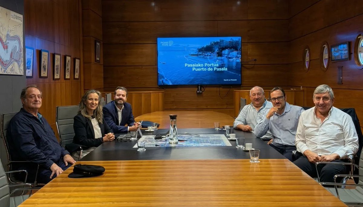 PasaiaPort's tweet photo. 💼 Esta mañana hemos recibido la visita del Club de Empresas de Baztan-Bidasoa ‘Don Miguel de Múzquiz’. 

El club reúne a más de 60 compañías y se ha acercado a Pasaia interesado en conocer de primera mano la actividad del puerto. https://t.co/rMCmF4Rax2