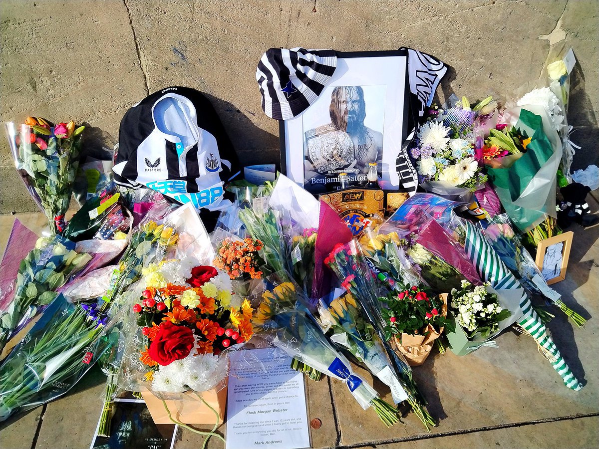 Cultaholic's tweet photo. The PAC memorial at Greyβs Monument in Newcastle continues to grow.
It now includes a letter from @MandrewsJunior and @Flash_Morgan, bottles of Newcastle Brown Ale and an AEW Title belt! π€π€
(πΈ @Grassiman) https://t.co/W4a4WF7HNP